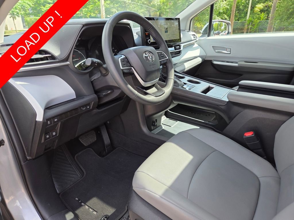 Used 2025 Toyota Sienna XLE FWD image 28