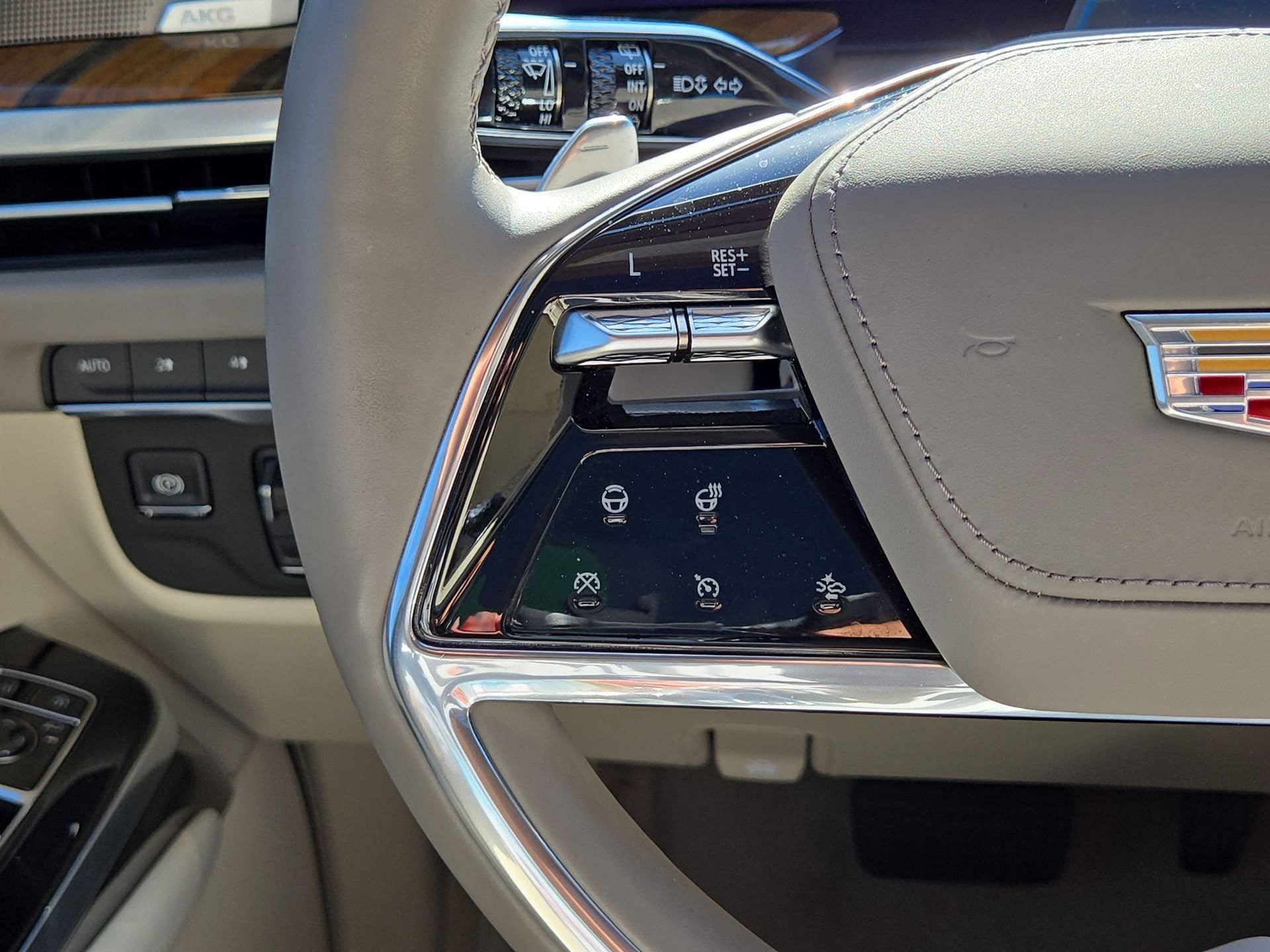 Certified 2025 Cadillac Escalade ESV Sport Platinum w/ LPO, Floor Liner Package AWD/4WD image 21