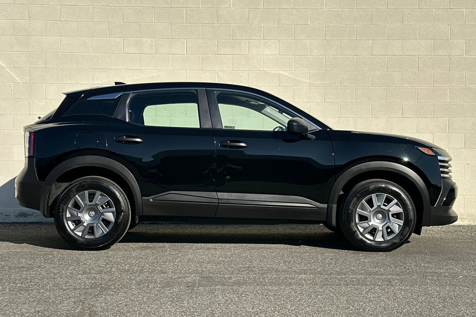 Used 2025 Nissan Kicks S image 3