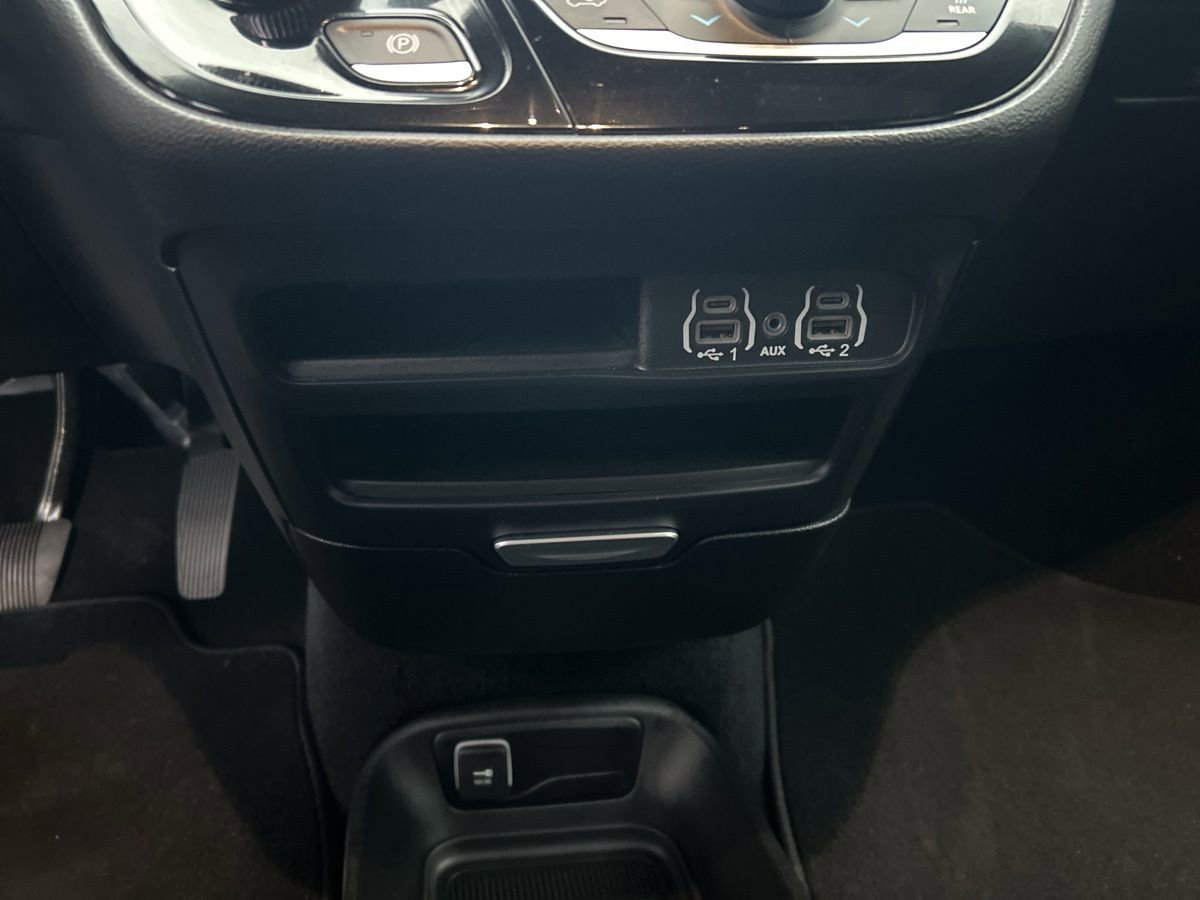 Used 2025 Chrysler Pacifica Select FWD image 25