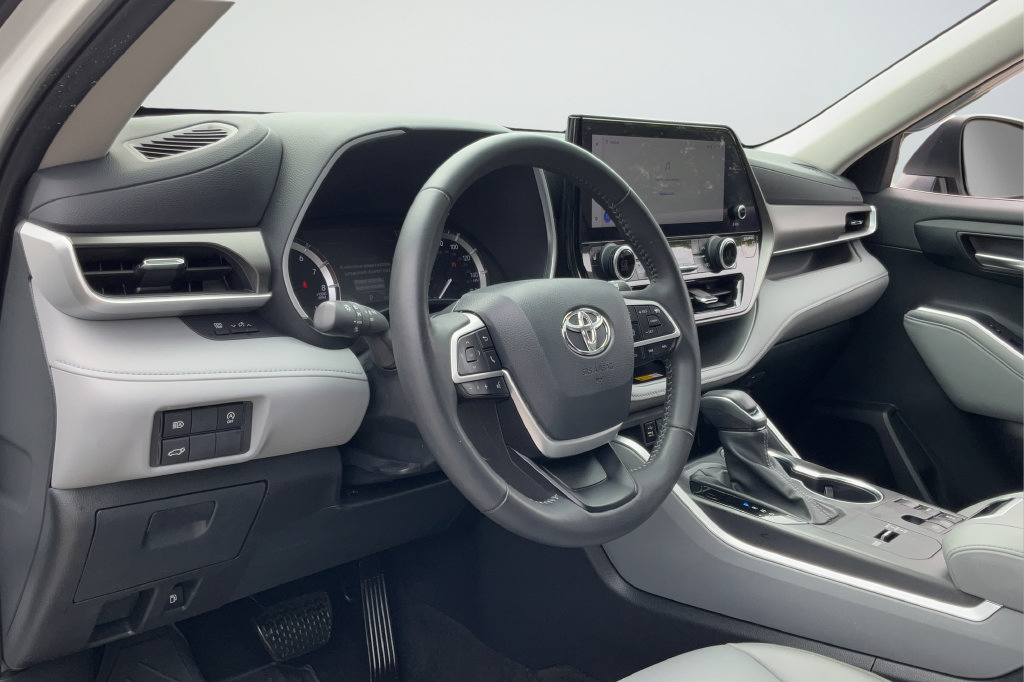 Used 2024 Toyota Highlander XLE FWD image 23