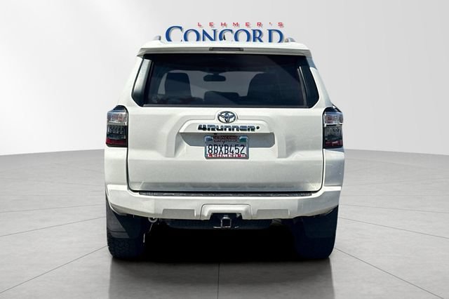 Used 2018 Toyota 4Runner SR5 AWD/4WD image 5