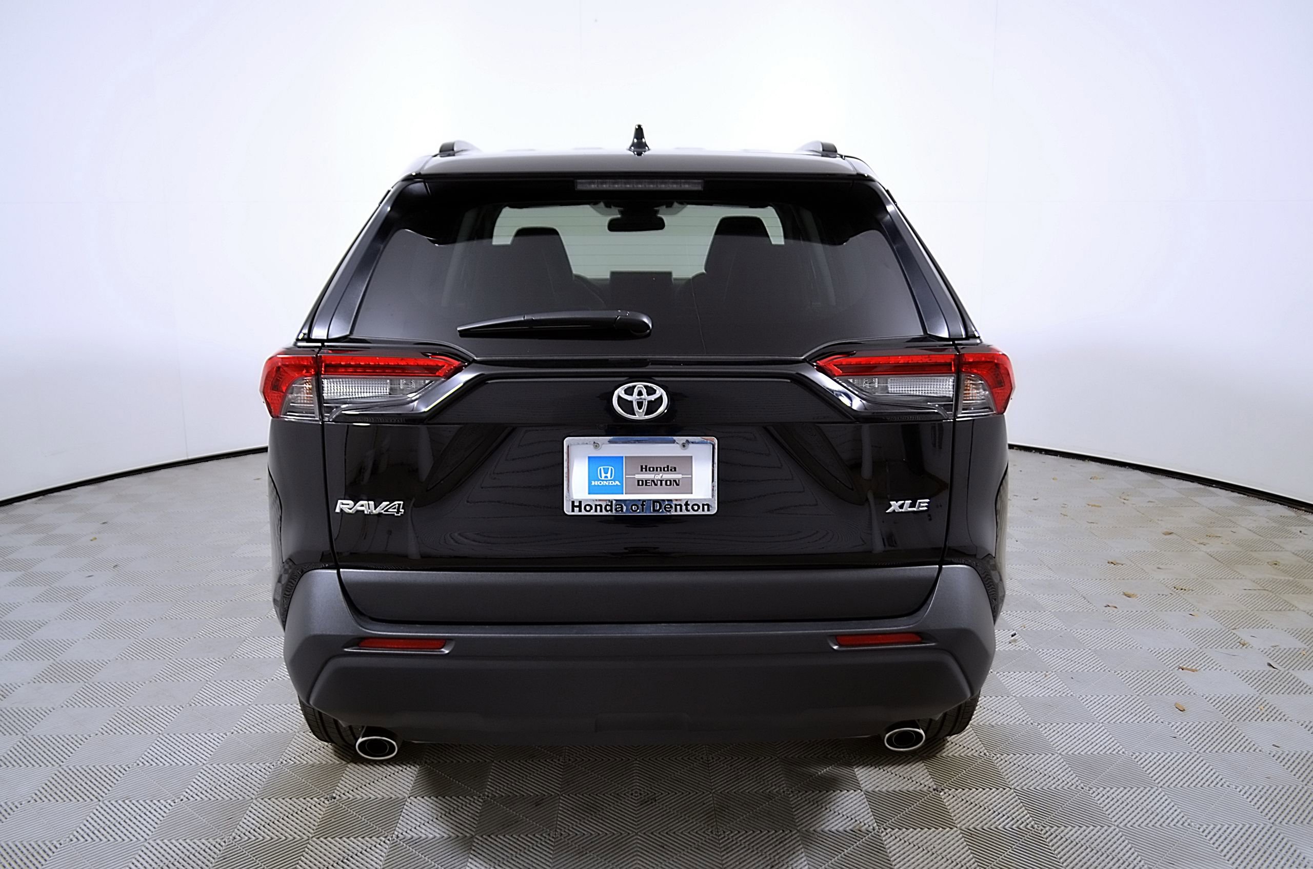 Used 2025 Toyota RAV4 XLE Premium FWD image 9