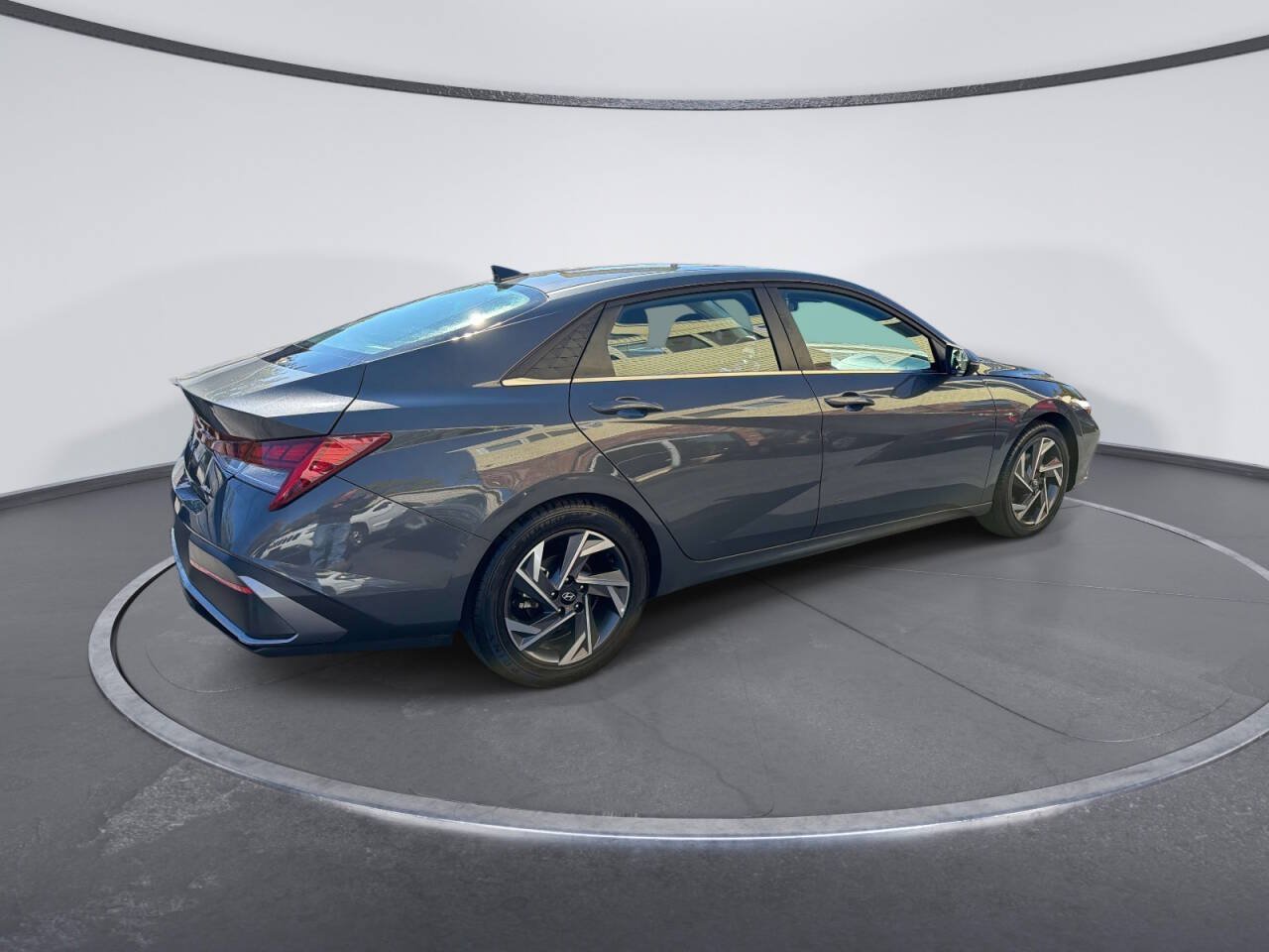 Used 2025 Hyundai Elantra Limited FWD image 4