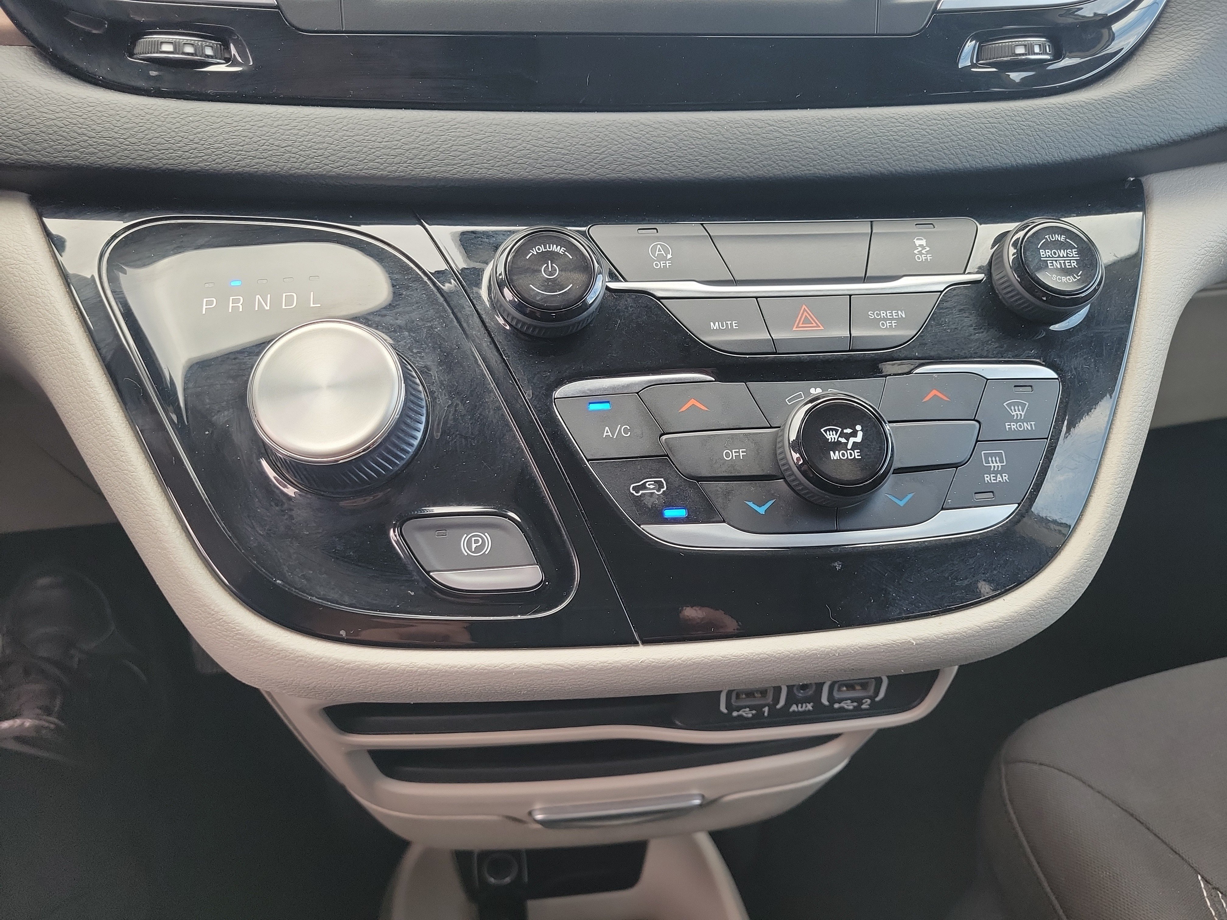 Used 2023 Chrysler Voyager LX FWD image 26