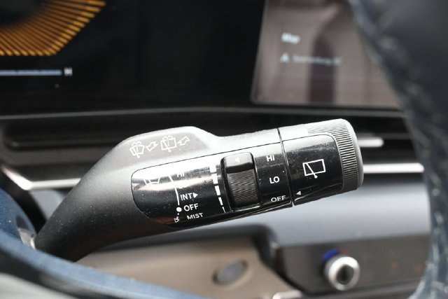 Used 2025 Kia Carnival EX FWD image 18