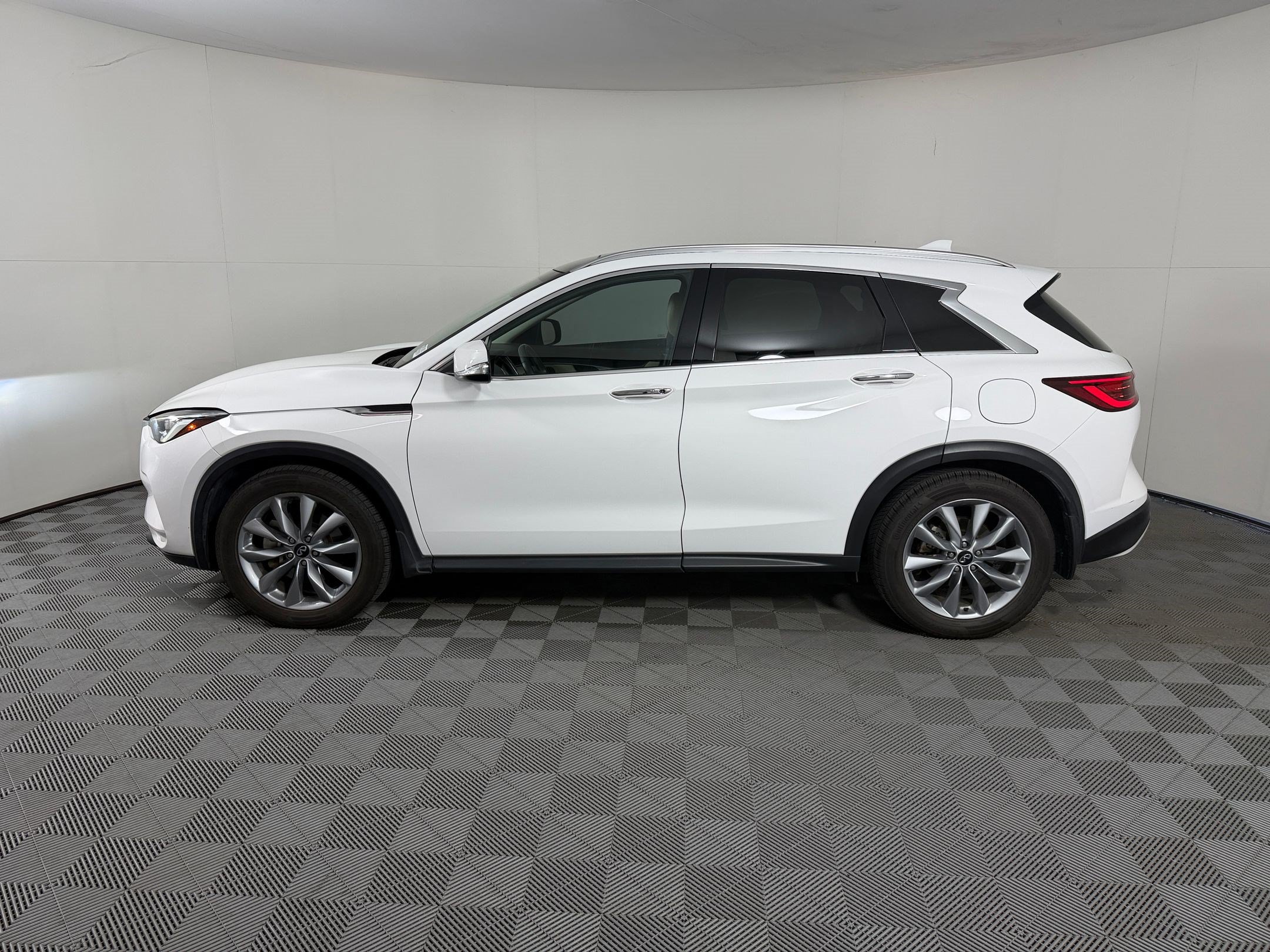 Used 2022 INFINITI QX50 Luxe FWD image 2