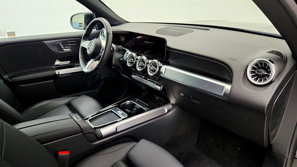 Used 2024 Mercedes-Benz GLB 250 4MATIC w/ Exclusive Package image 24