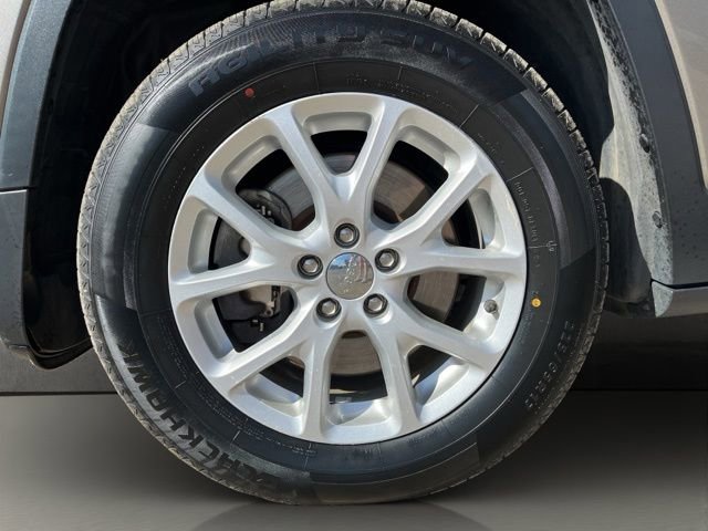 Used 2016 Jeep Cherokee Latitude w/ Cold Weather Group AWD/4WD image 14
