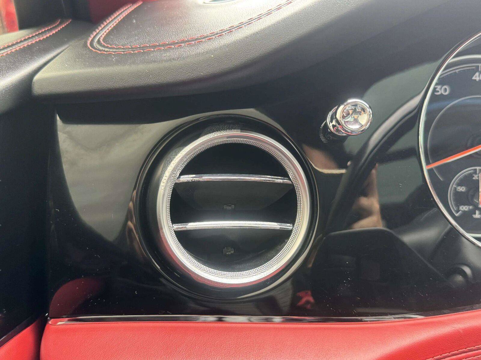Used 2018 Bentley Bentayga AWD/4WD image 32