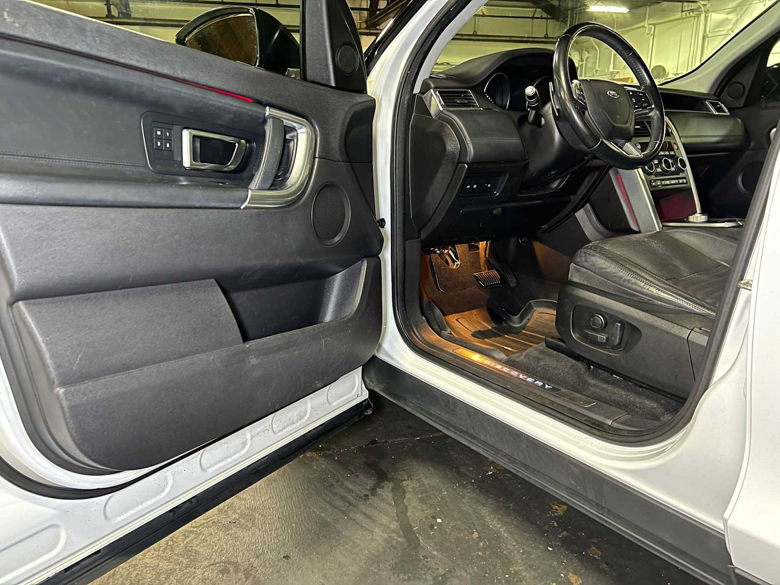 Used 2015 Land Rover Discovery Sport HSE Luxury AWD/4WD image 22