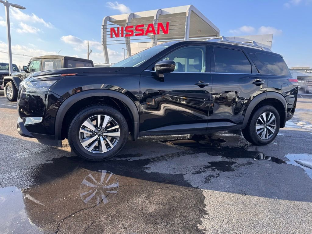Used 2025 Nissan Pathfinder SL image 2