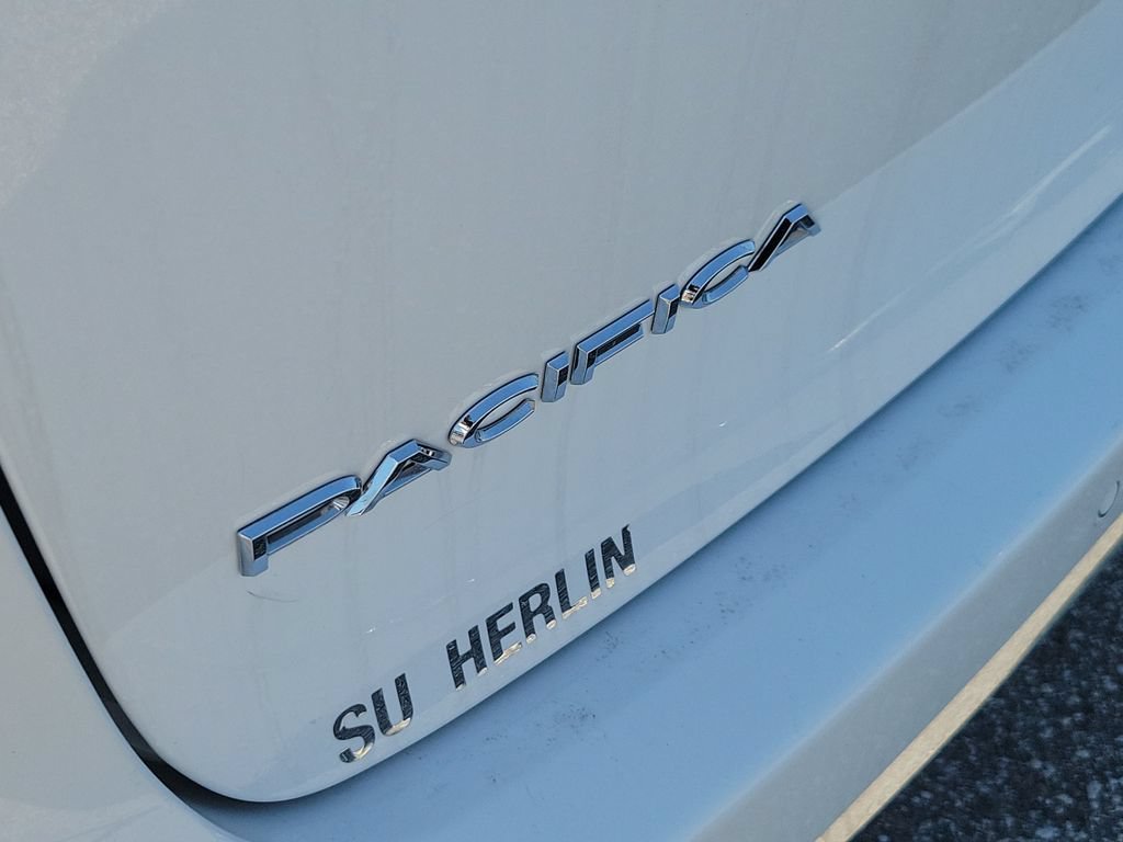 Used 2024 Chrysler Pacifica Touring FWD image 6