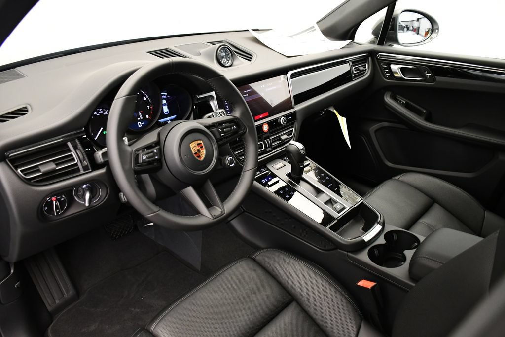 Certified 2026 Porsche Macan Turbo AWD/4WD image 4