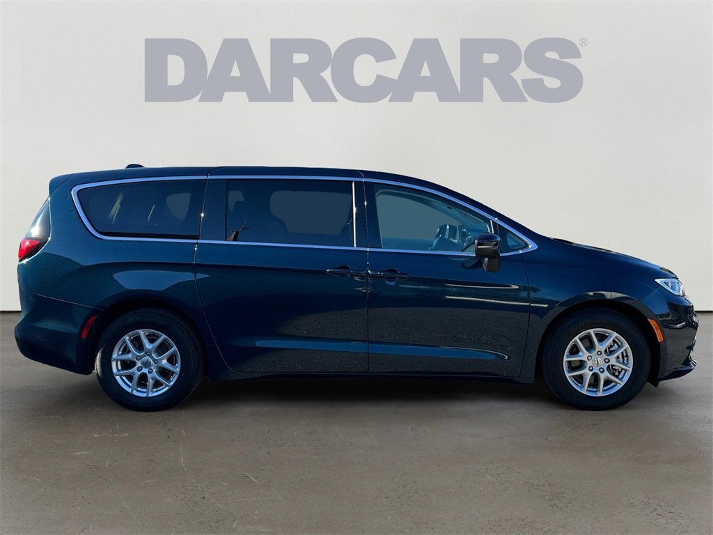 Used 2023 Chrysler Pacifica Touring-L image 8