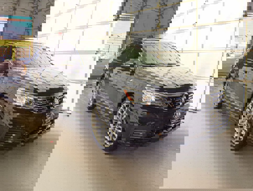 Used 2017 Volkswagen Passat 1.8T R-Line w/ R-Line Lighting Package image 3