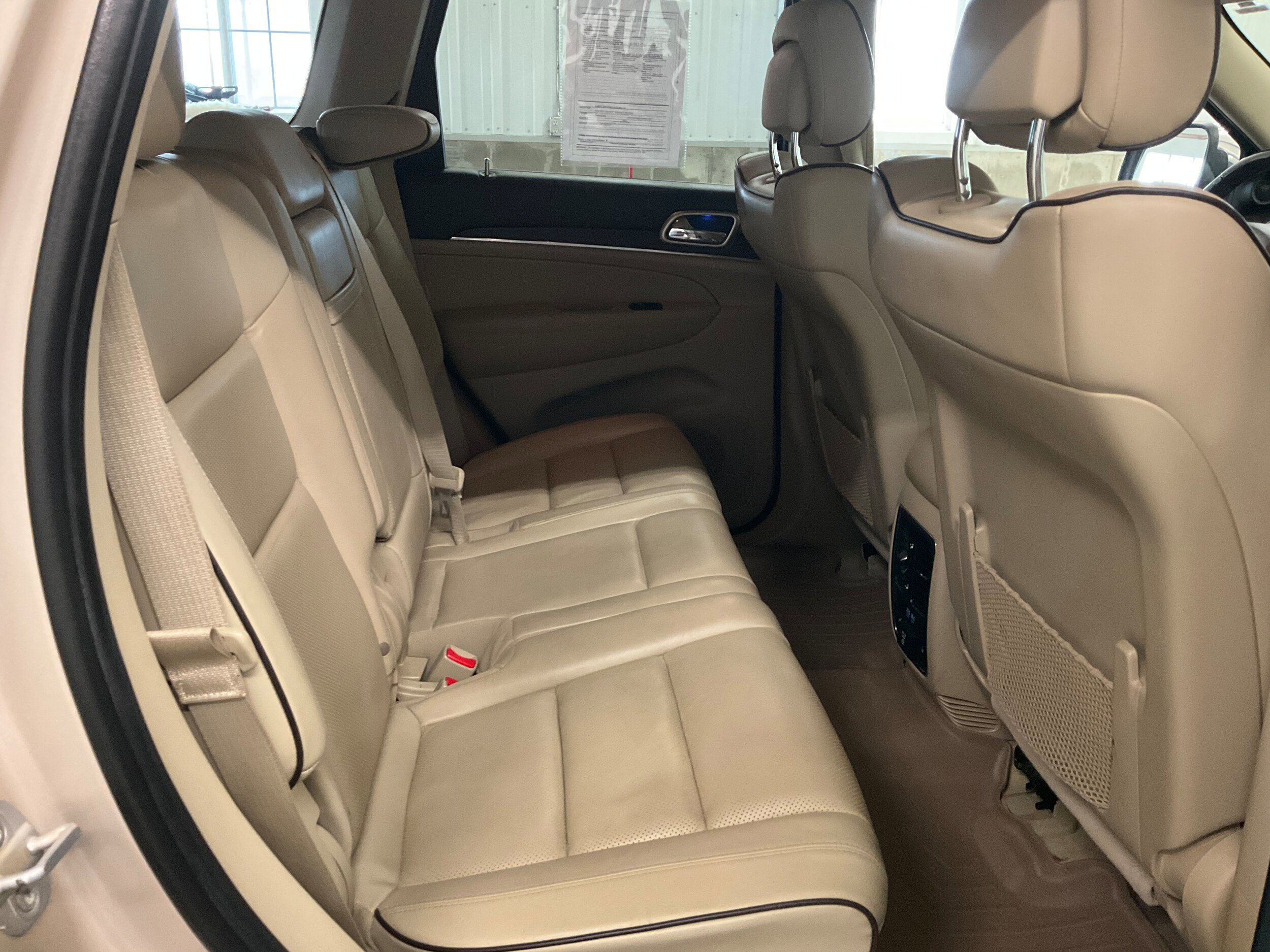 Used 2014 Jeep Grand Cherokee Overland w/ Advanced Technology Group AWD/4WD image 29