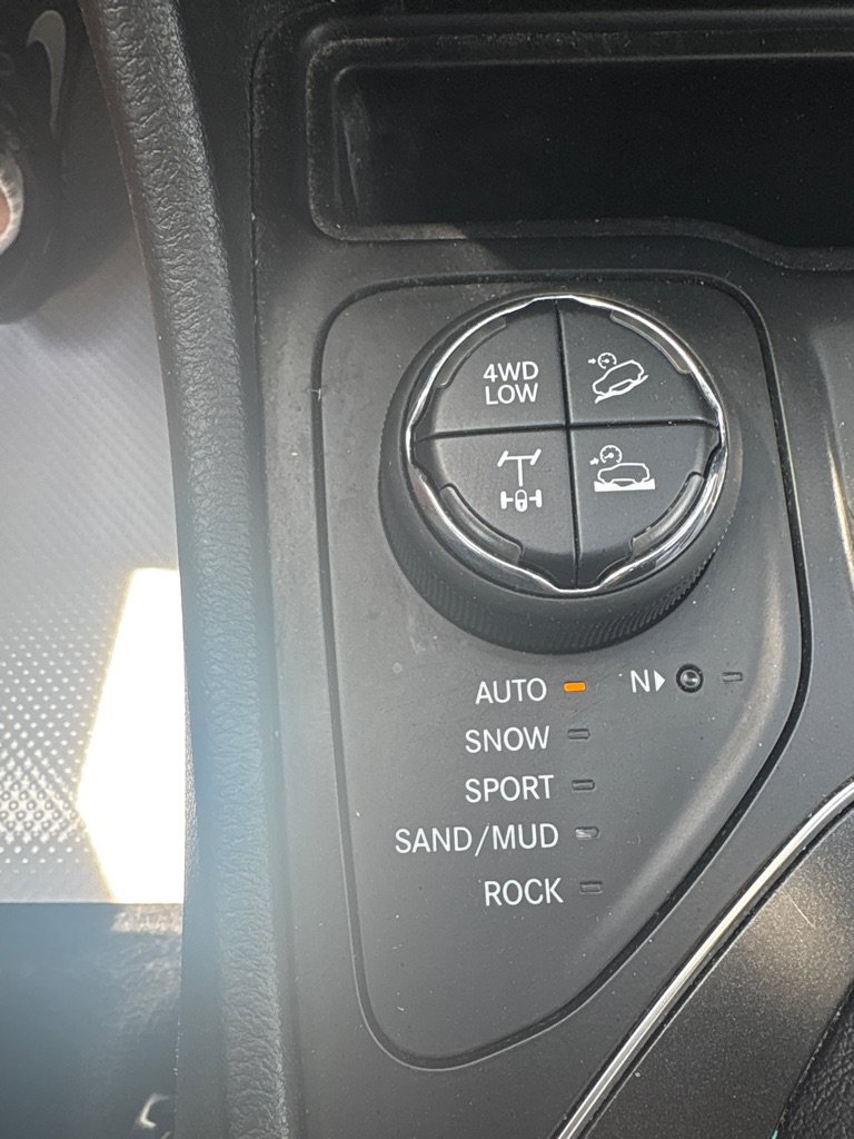 Used 2019 Jeep Cherokee Trailhawk w/ Cold Weather Group AWD/4WD image 16