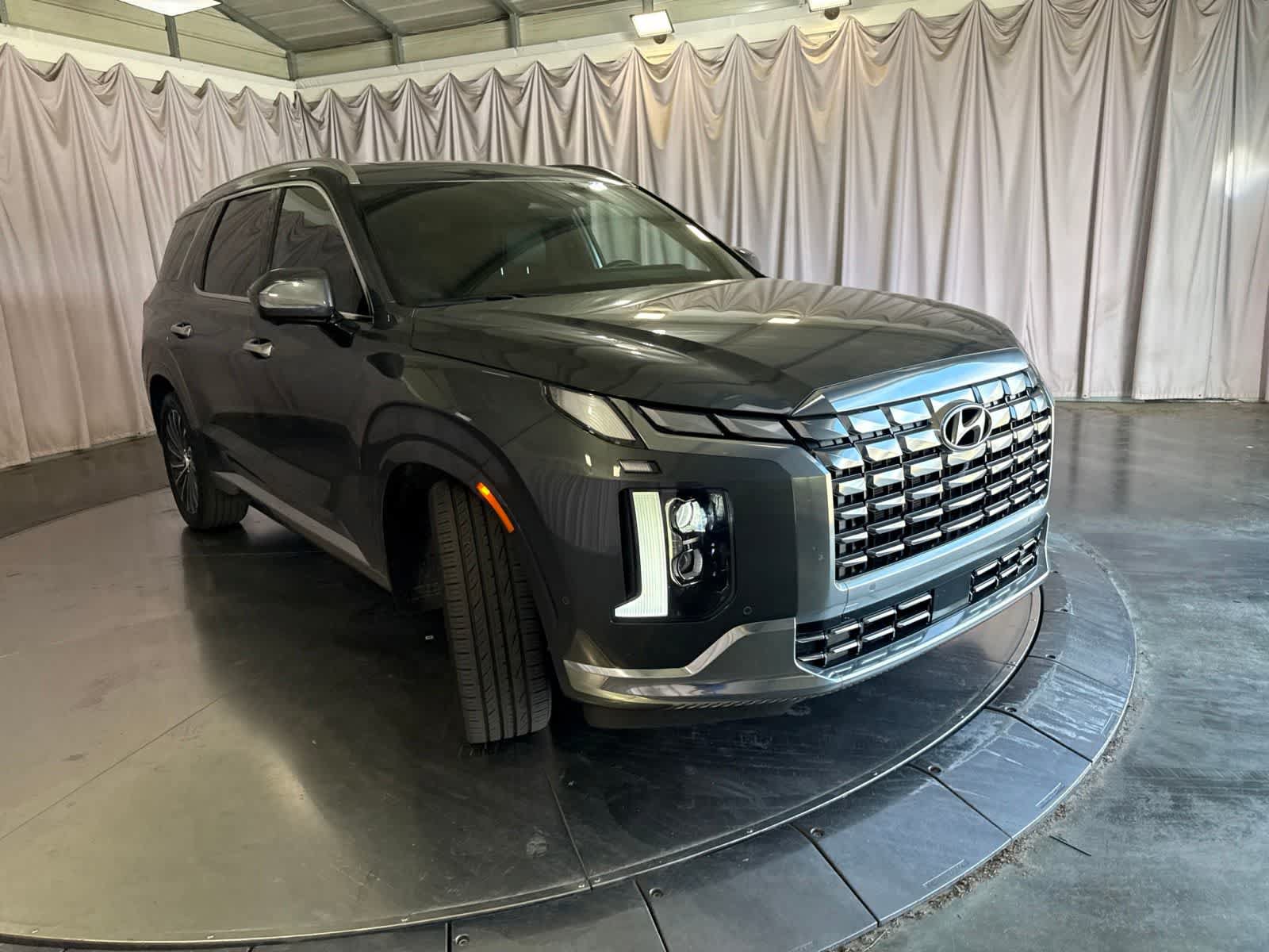 Used 2023 Hyundai Palisade Calligraphy w/ Winter Package AWD/4WD image 3