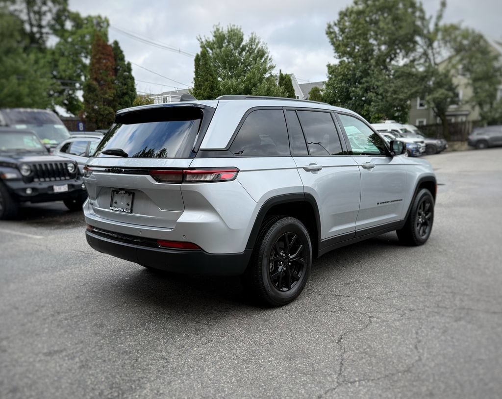 Used 2025 Jeep Grand Cherokee Altitude AWD/4WD image 8