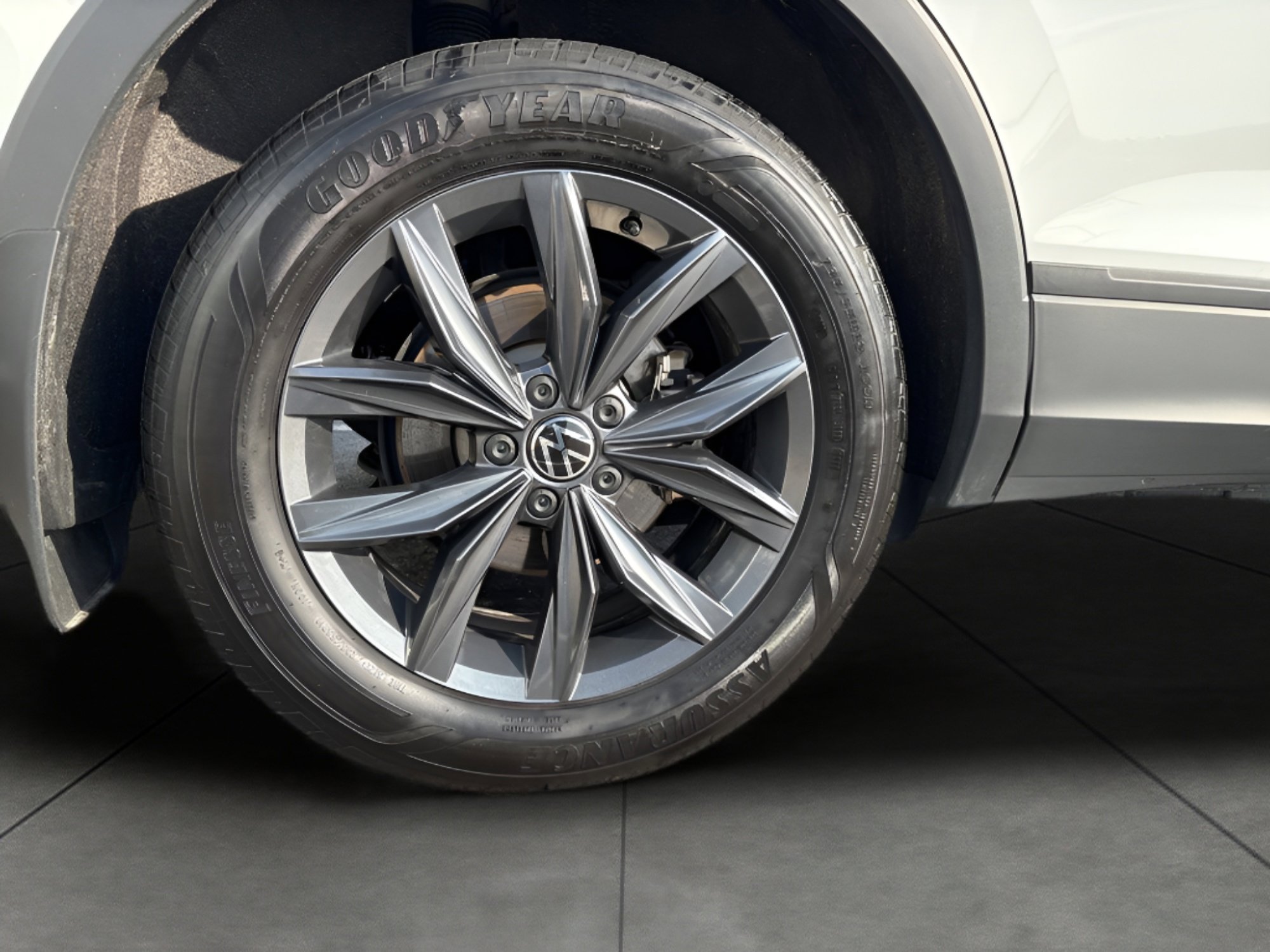 Used 2022 Volkswagen Tiguan SE AWD/4WD image 11