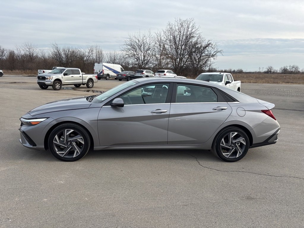 Used 2025 Hyundai Elantra Limited image 6