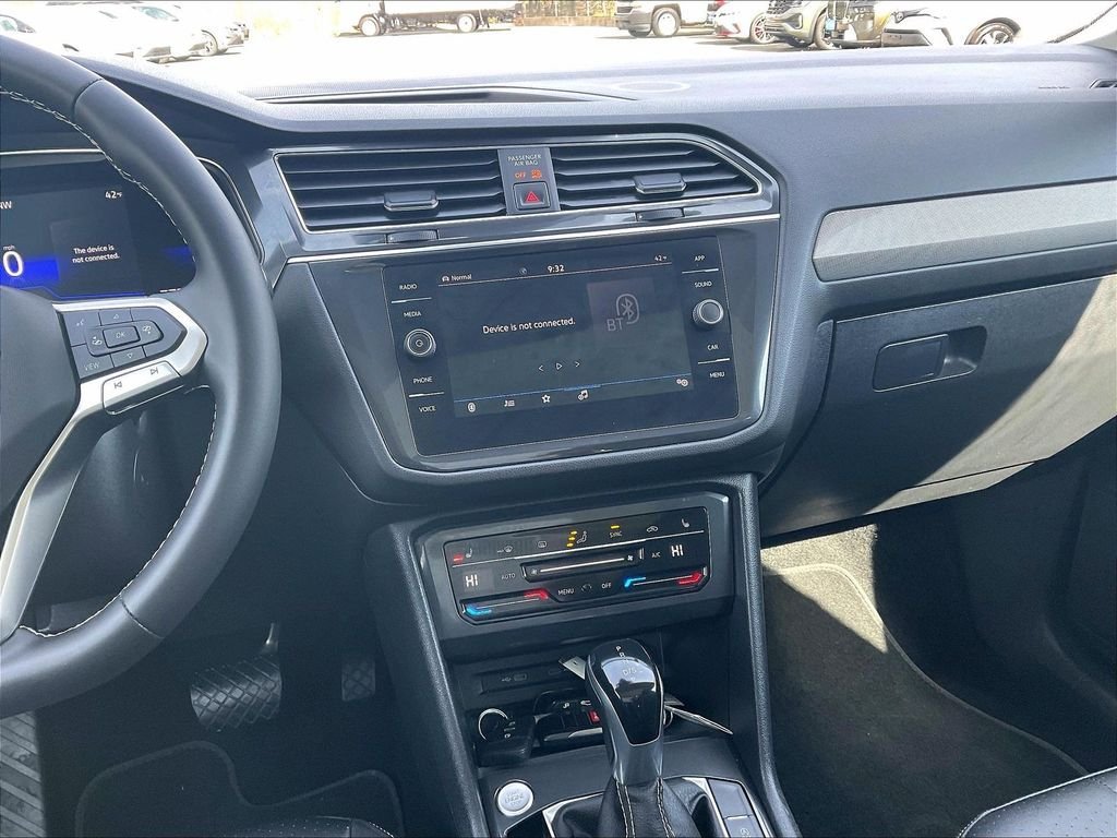 Used 2023 Volkswagen Tiguan SE AWD/4WD image 17