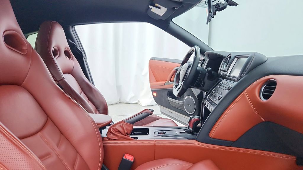 Used 2015 Nissan GT-R Premium image 25