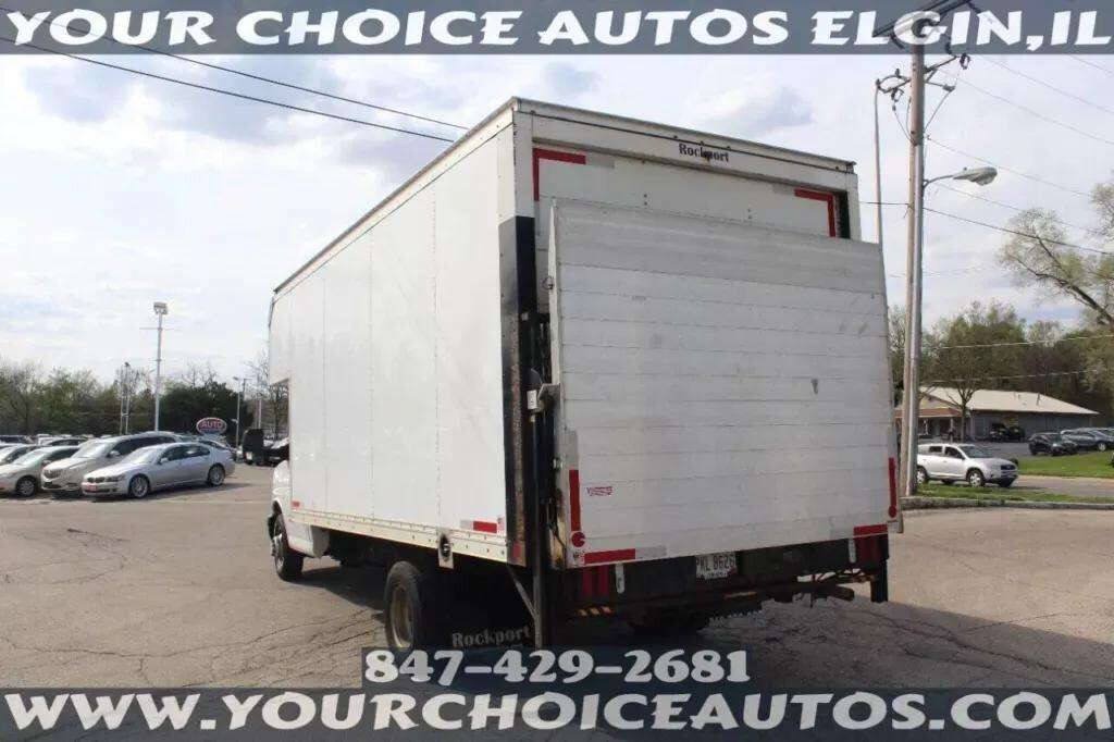 Used 2018 Chevrolet Express 4500 Extended w/ Driver Convenience Package RWD image 3