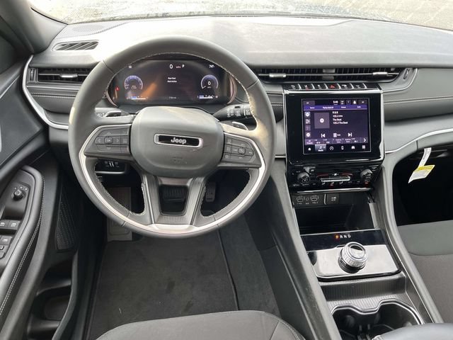 Used 2025 Jeep Grand Cherokee Laredo X AWD/4WD image 12