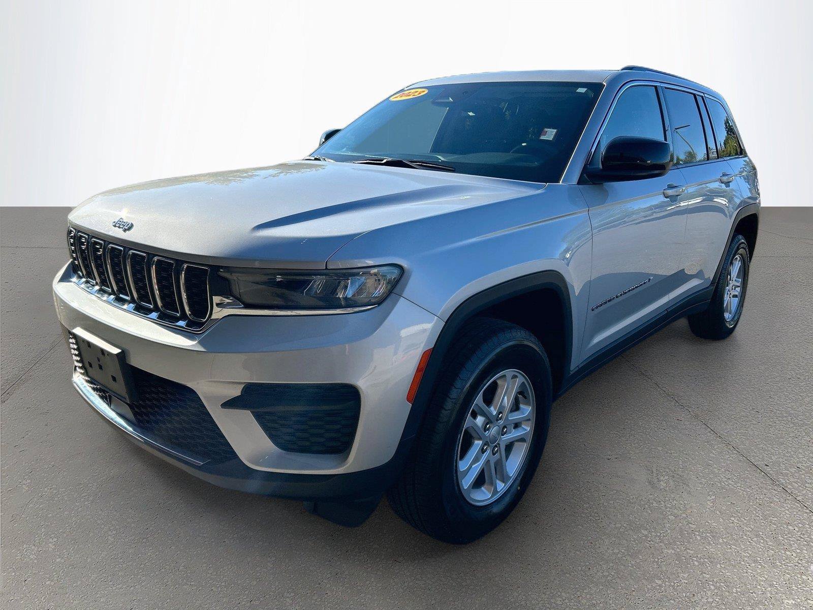 Used 2023 Jeep Grand Cherokee Laredo w/ Luxury Tech Group I AWD/4WD image 8