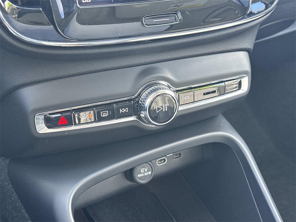 Used 2025 Volvo XC40 B5 Plus image 31