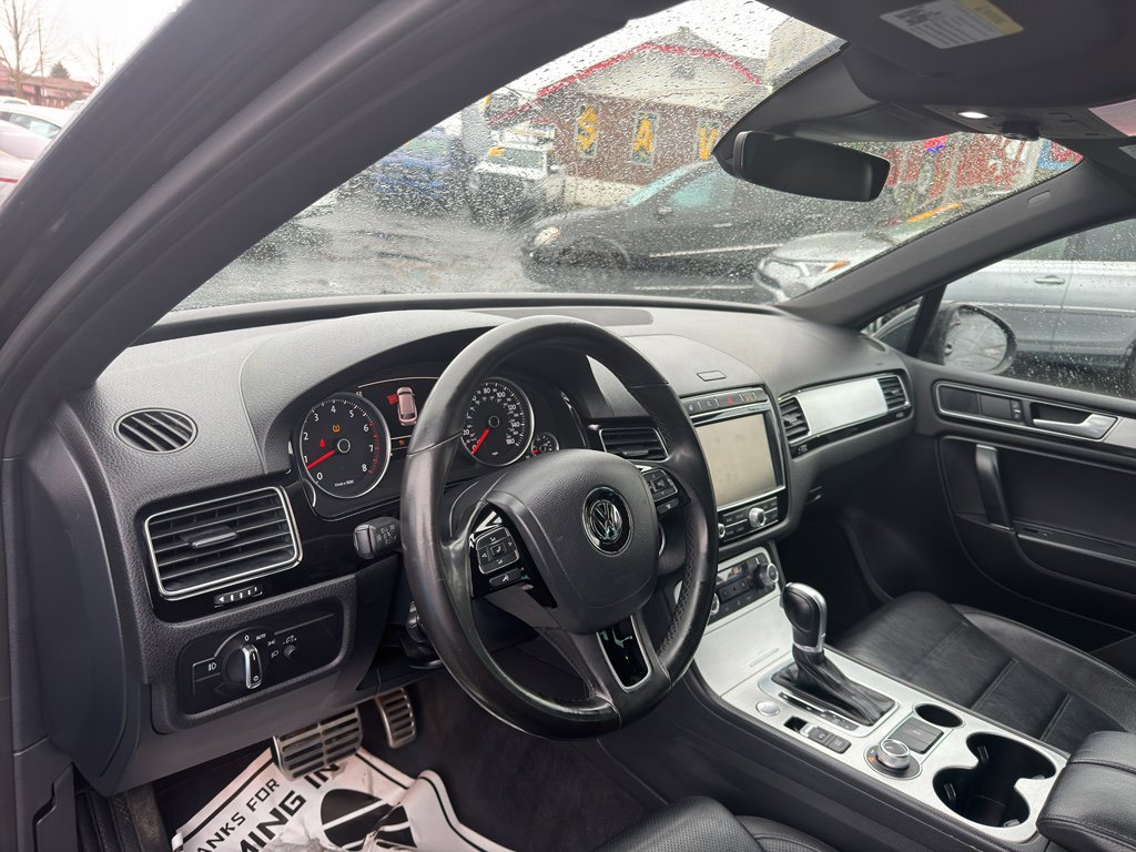 Used 2017 Volkswagen Touareg Wolfsburg Edition image 11