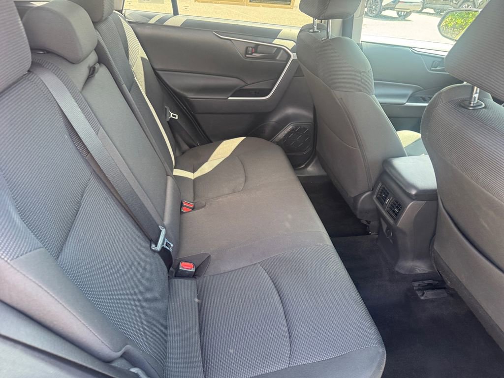 Used 2021 Toyota RAV4 LE AWD/4WD image 18