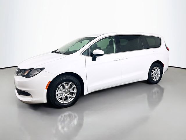 Used 2022 Chrysler Voyager LX image 5