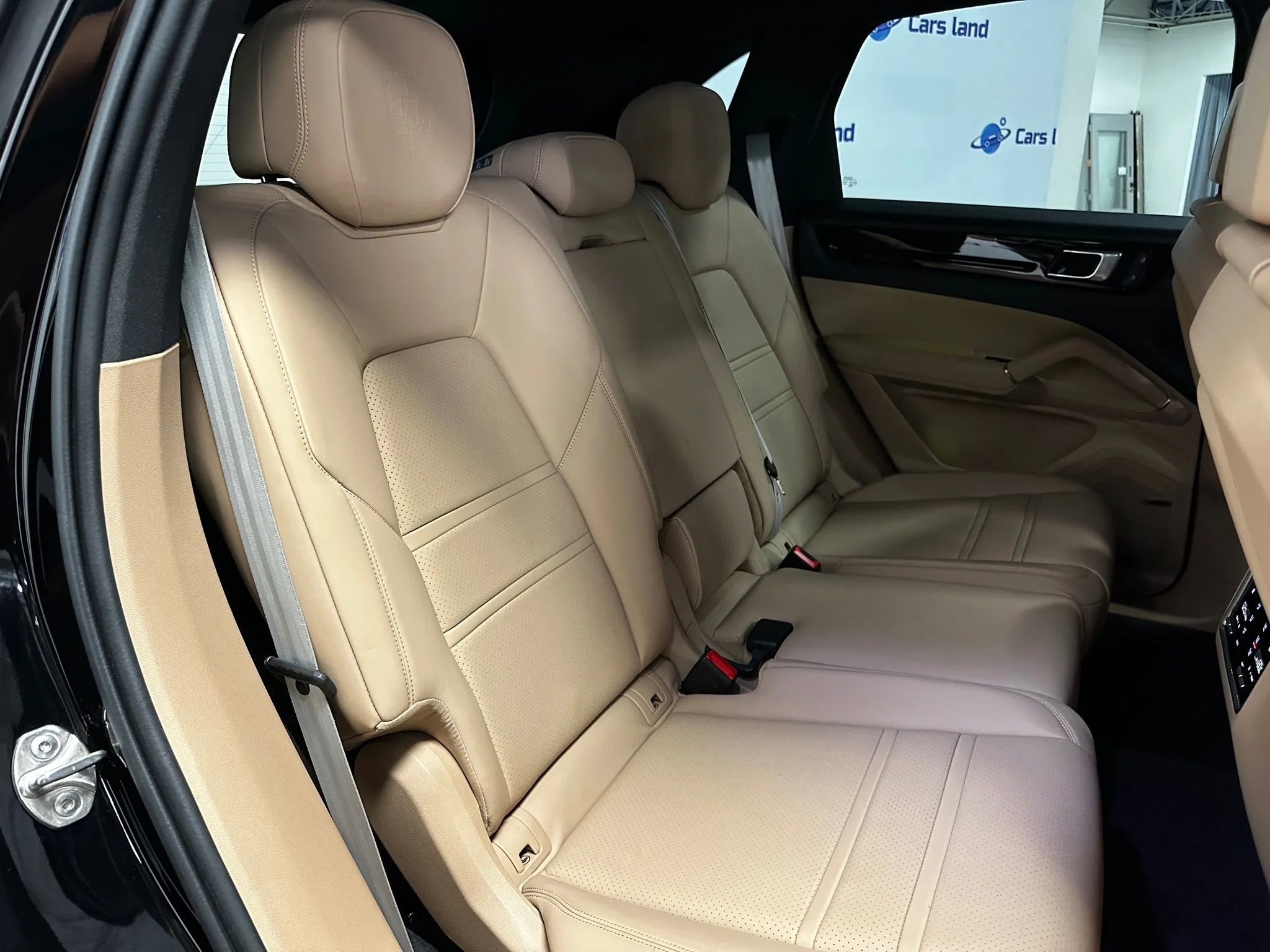 Used 2022 Porsche Cayenne Platinum Edition w/ Premium Package Plus image 23