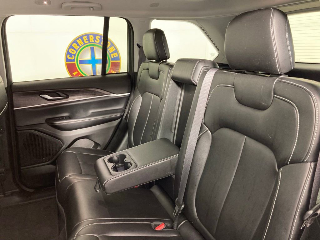 Used 2023 Jeep Grand Cherokee Limited image 19