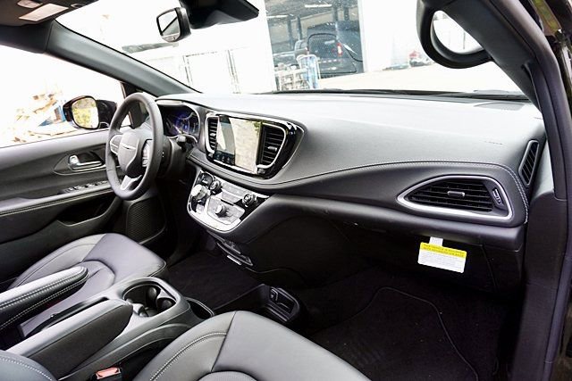 New 2026 Chrysler Pacifica Select AWD/4WD image 10