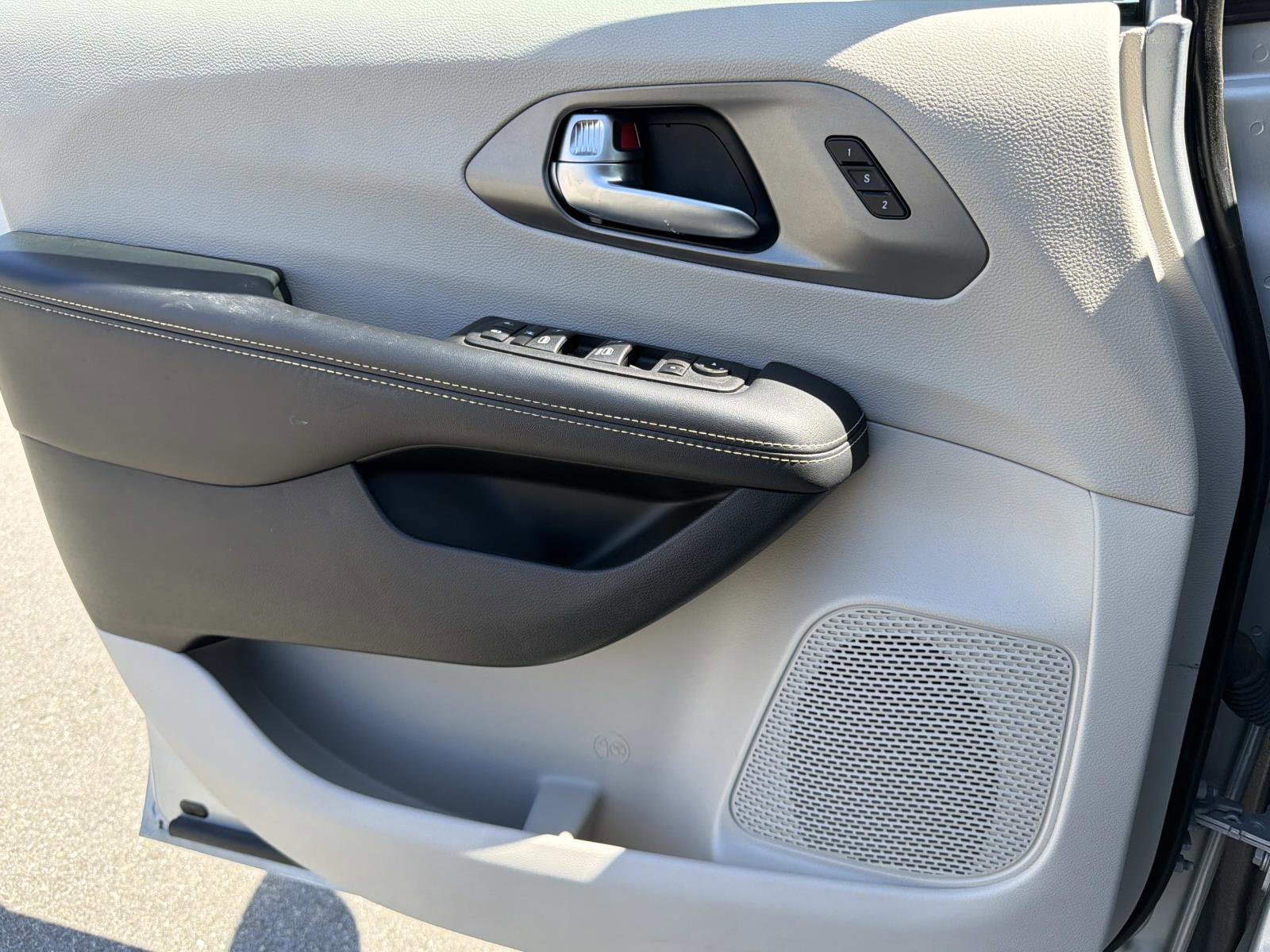 Used 2023 Chrysler Pacifica Touring-L FWD image 16