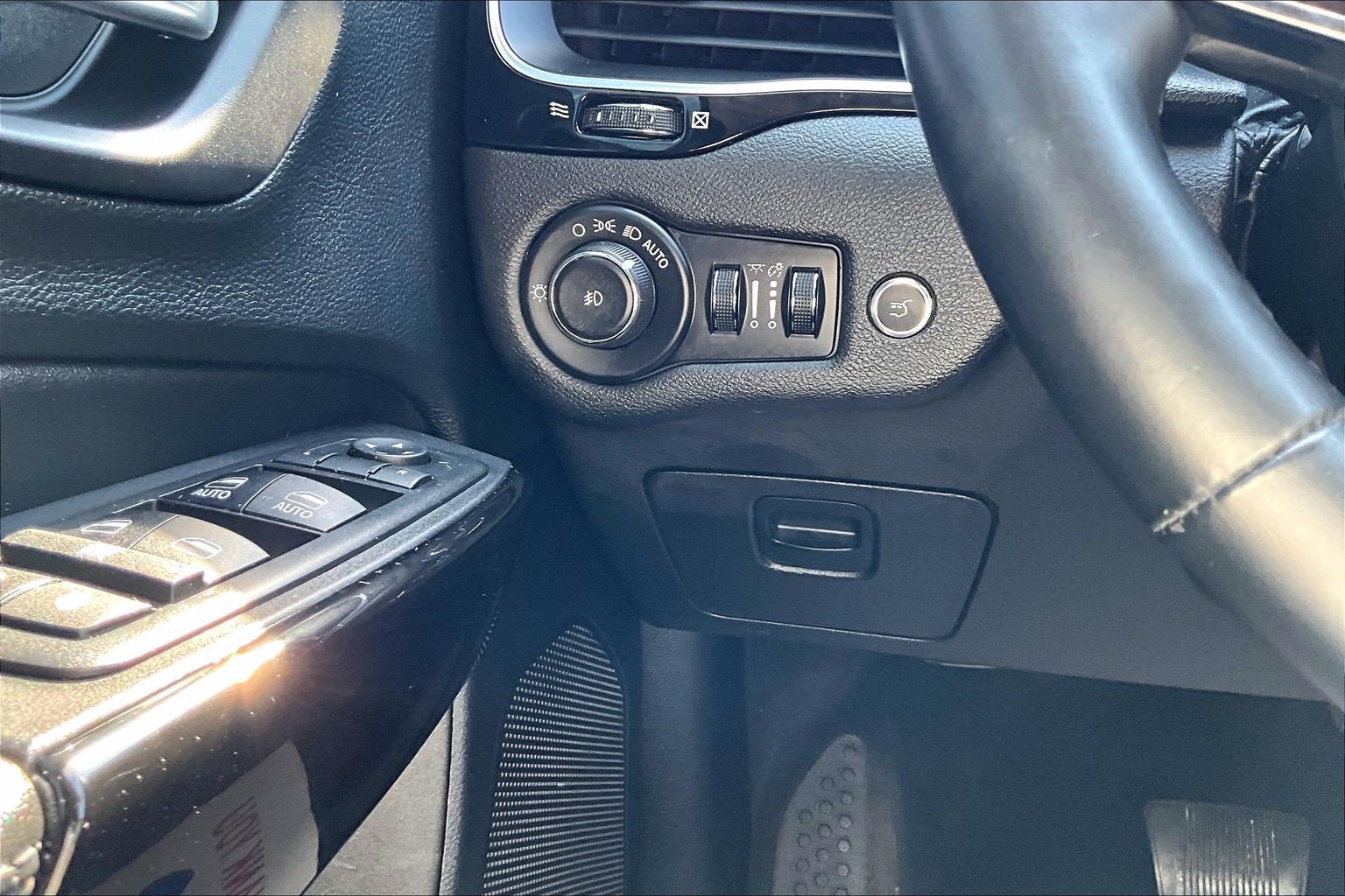 Used 2019 Jeep Cherokee Latitude Plus FWD image 37