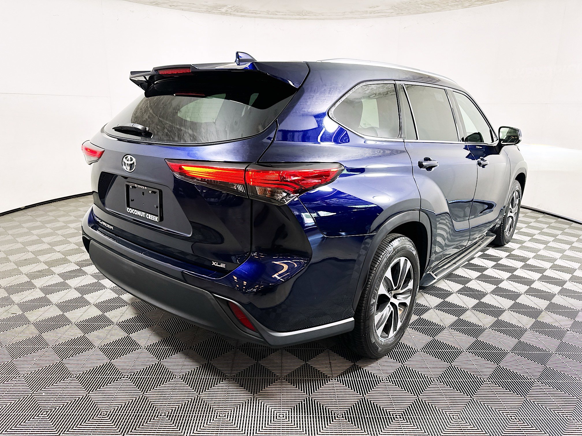 Used 2021 Toyota Highlander XLE FWD image 3