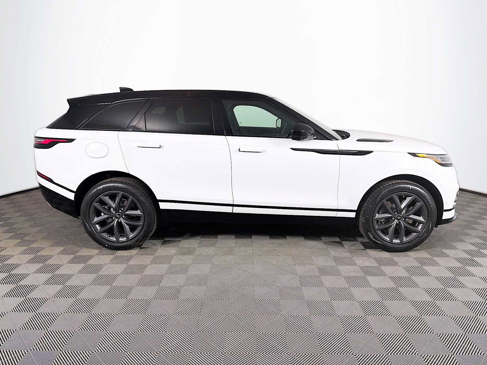 New 2026 Land Rover Range Rover Velar Dynamic SE AWD/4WD image 4