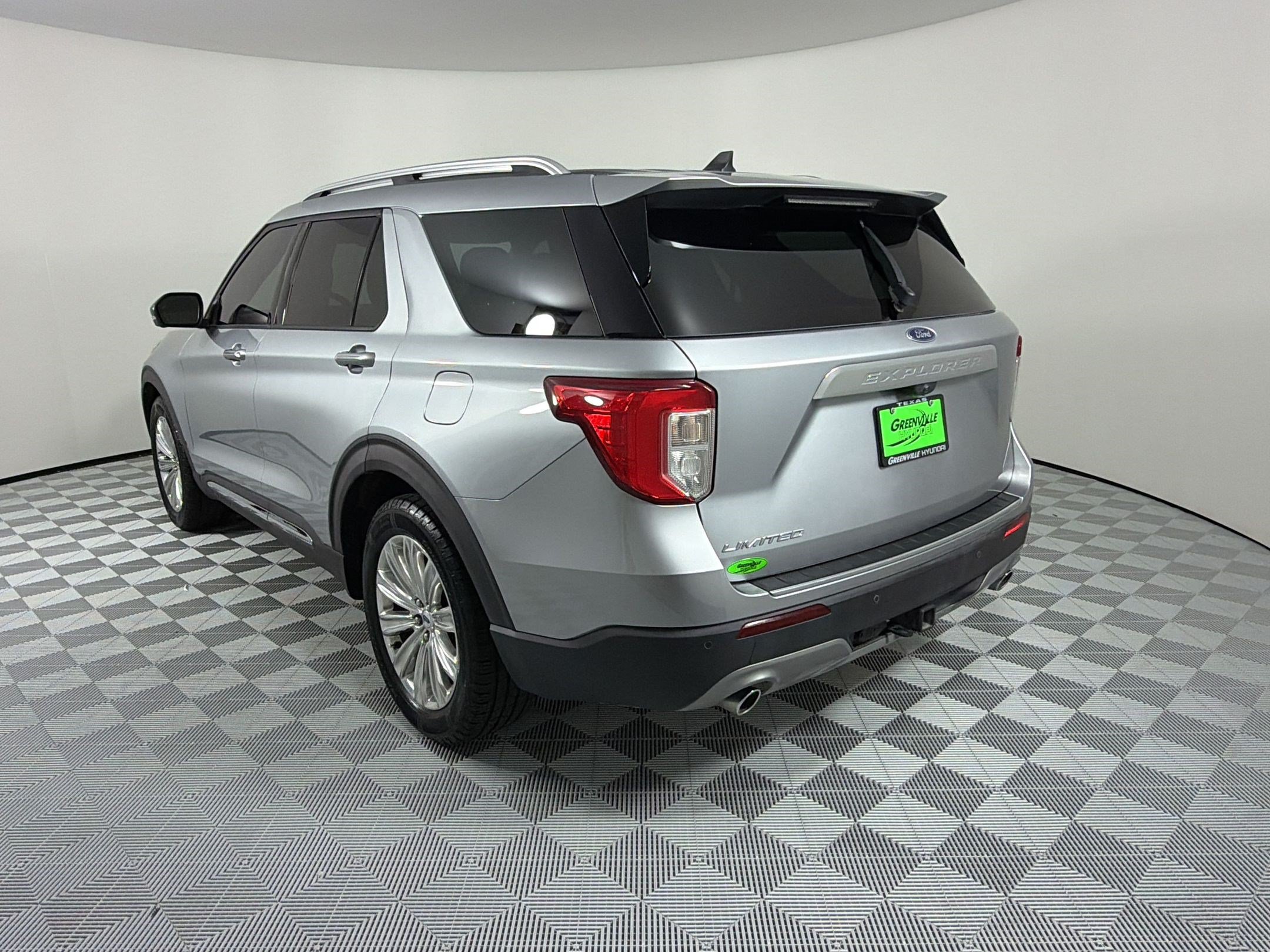 Used 2022 Ford Explorer Limited w/ Equipment Group 301A RWD image 3