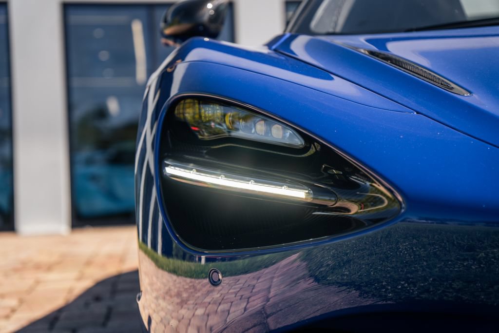 Used 2024 McLaren 750S Spider RWD image 9