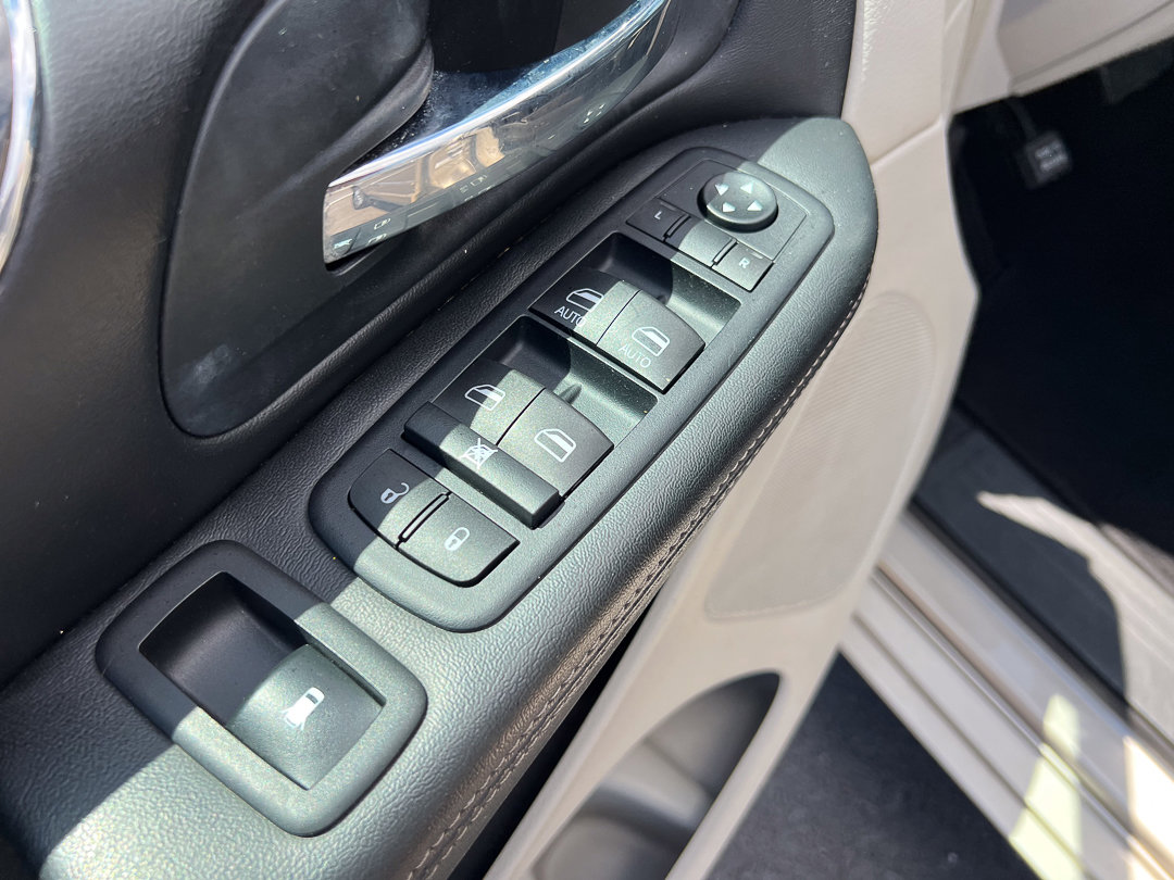 Used 2013 Chrysler Town & Country Touring-L w/ Driver Convenience Group FWD image 15