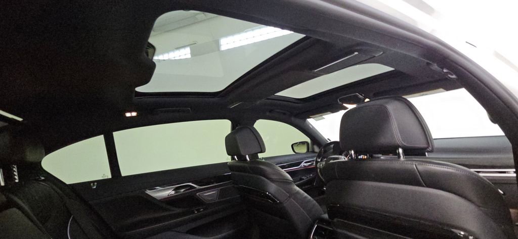 Used 2017 BMW 750i xDrive image 41