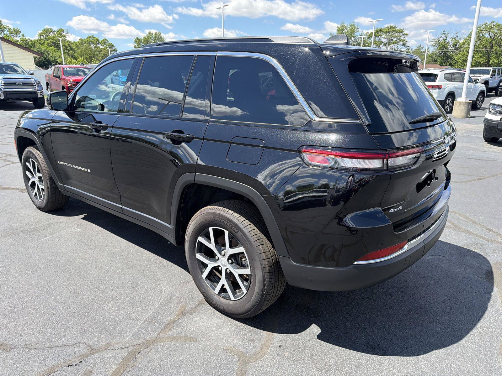 Used 2024 Jeep Grand Cherokee Limited w/ Luxury Tech Group II AWD/4WD image 12