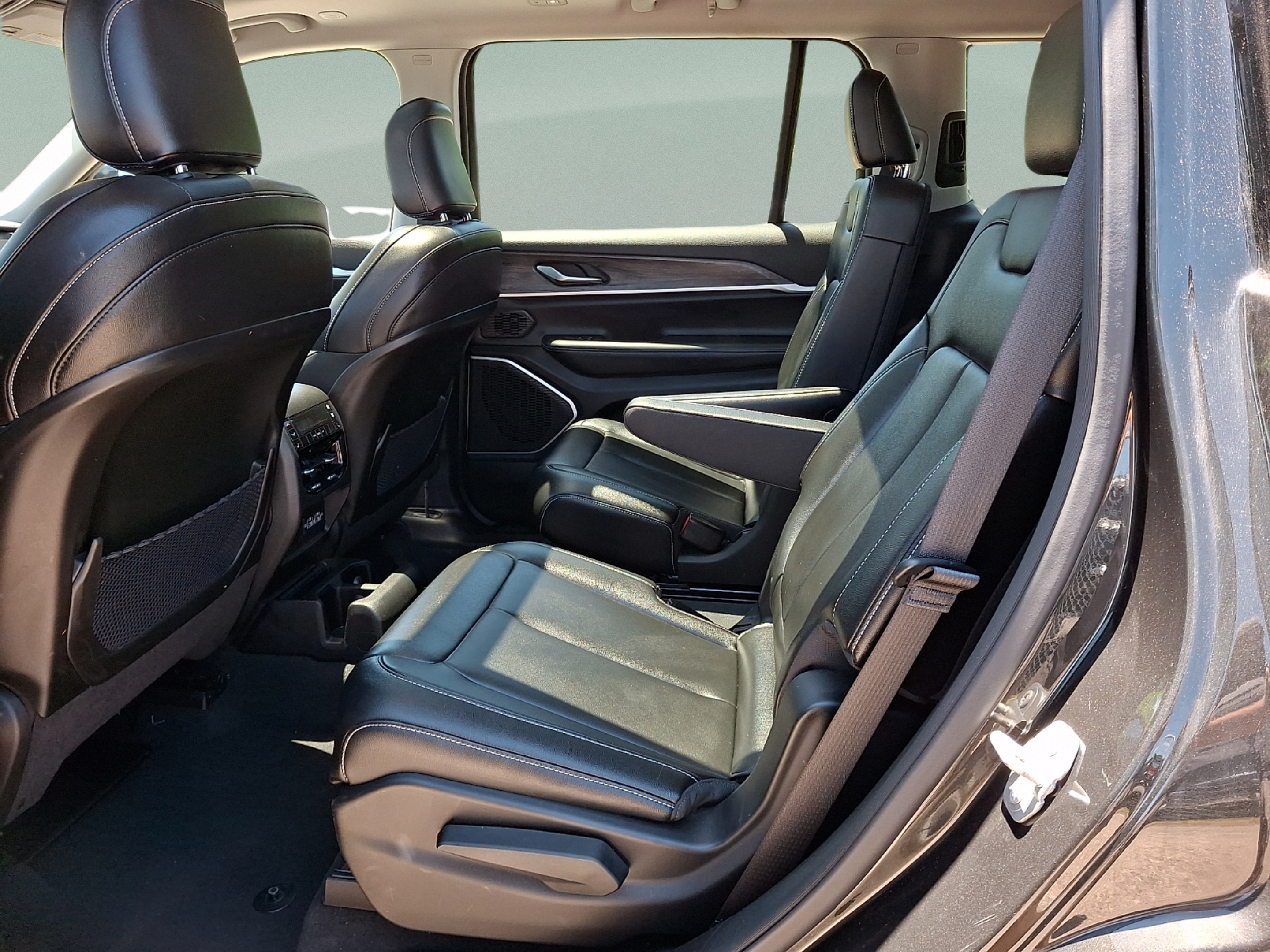 Certified 2023 Jeep Grand Cherokee L Limited w/ Black Appearance Package AWD/4WD image 9