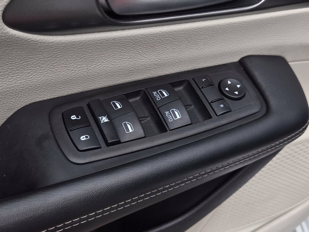 Used 2023 Chrysler Pacifica Touring-L FWD image 12
