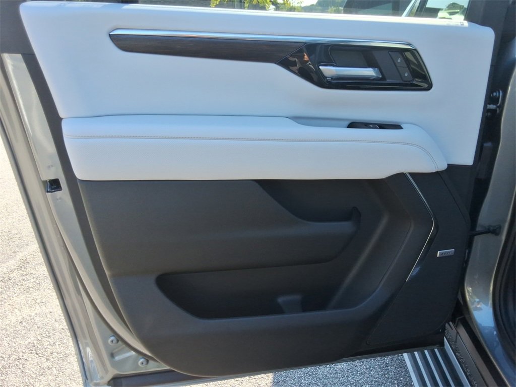 New 2026 Chevrolet Suburban Premier image 18